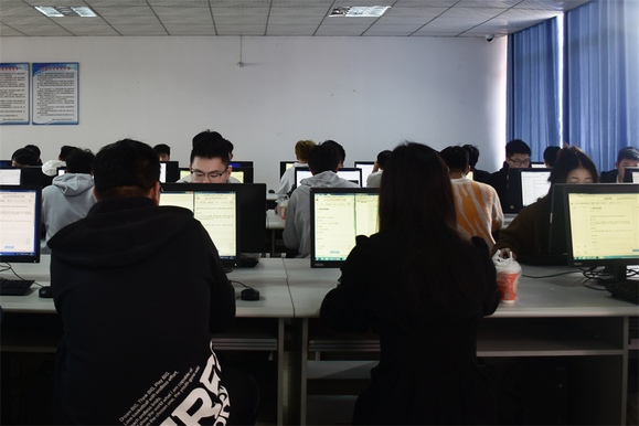 數(shù)學與計算機科學學院(軟件服務(wù)外包學院)舉辦2023年“奮進杯”程序設(shè)計競賽月賽，聚焦軟件銷售創(chuàng)新解決方案